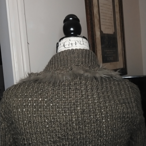 Cozy Bronzy/Beige Knit Sweater with Faux Fur Trim and Rosettes - Picture 4 of 7